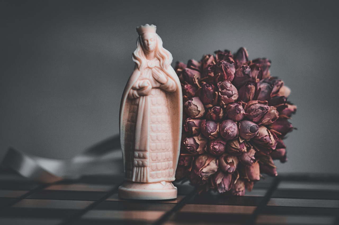 queen chess piece with dried roses